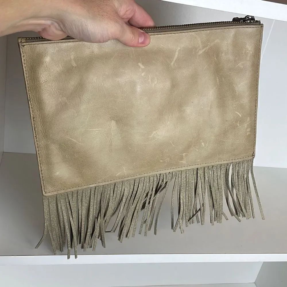 Madewellย TanโLeatherโFringeโTrimโZipโTopโClutchโRNโ77388